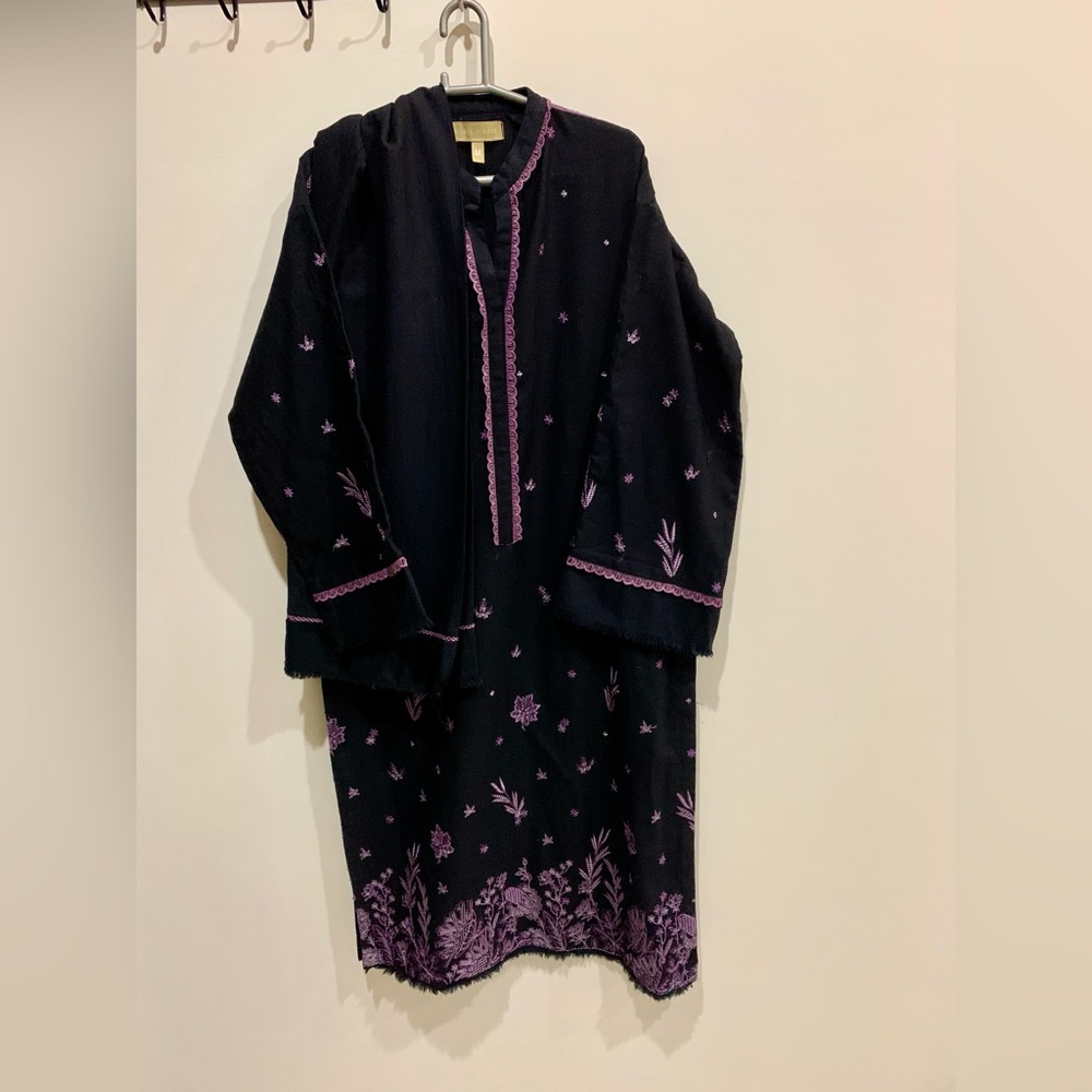 Designer Sobia Nazir Elegant Black Embroidered Women's Winter Dress - Picture 3 of 11